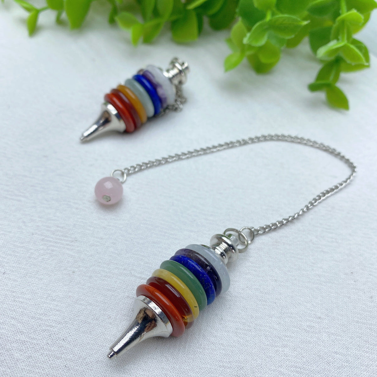 Pendule Chakra 7 Couleurs en Cristaux — Outil d’Intuition & Bijou Spirituel (21,1 cm)