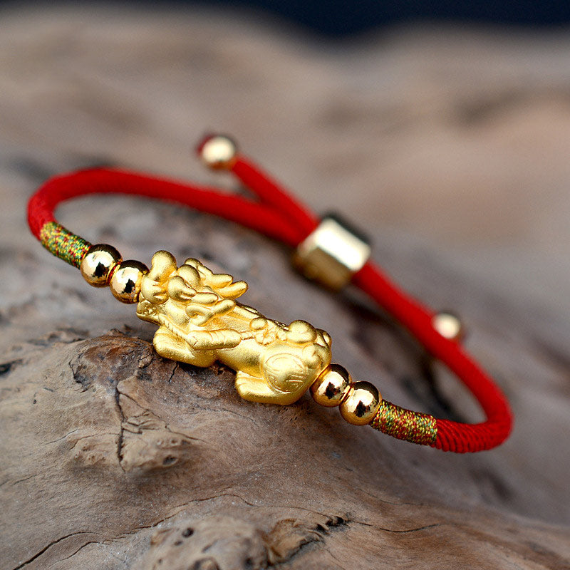 Bracelet Pixiu Luck en Fil Rouge ou Noir & Plaqué Or 24 Carats | Abondance & Protection Symbolique