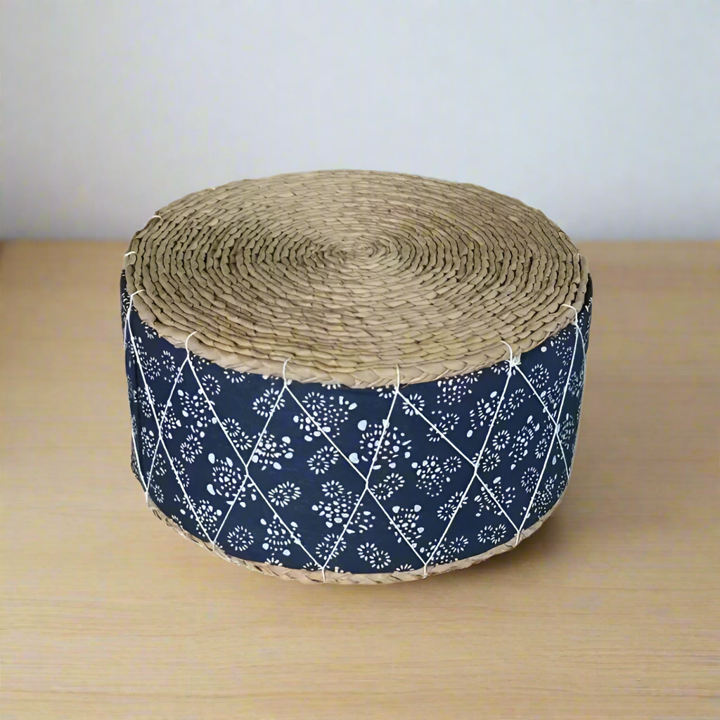 Coussin de Méditation Japonais Fleuri Bleu en Paille Naturelle – 30 × 20 cm