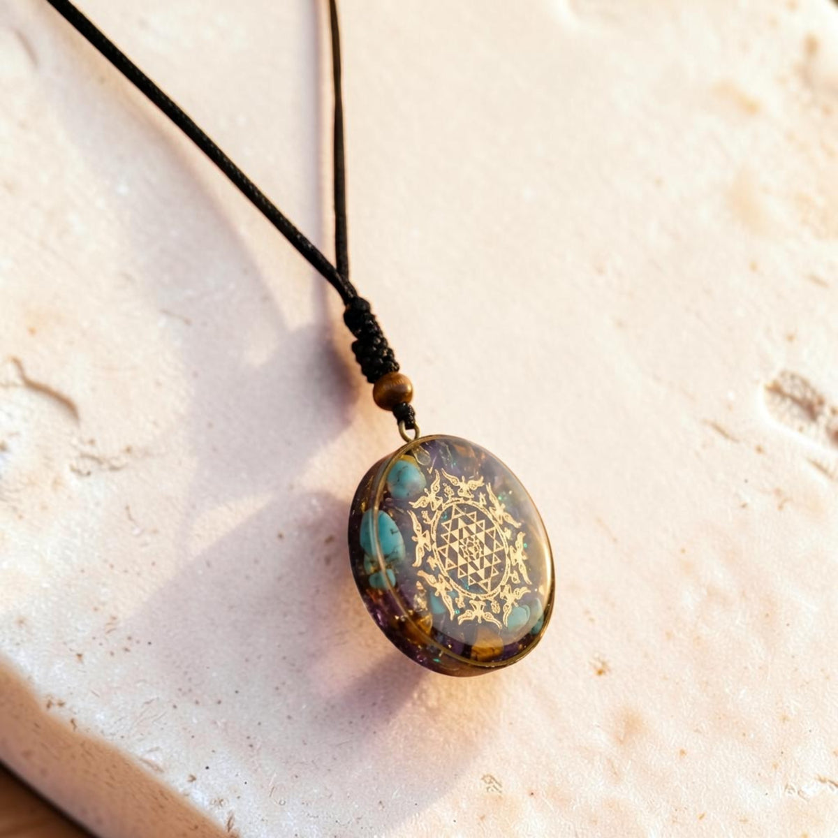 Pendentif Orgonite Sri Yantra en Turquoise & Oeil de Tigre