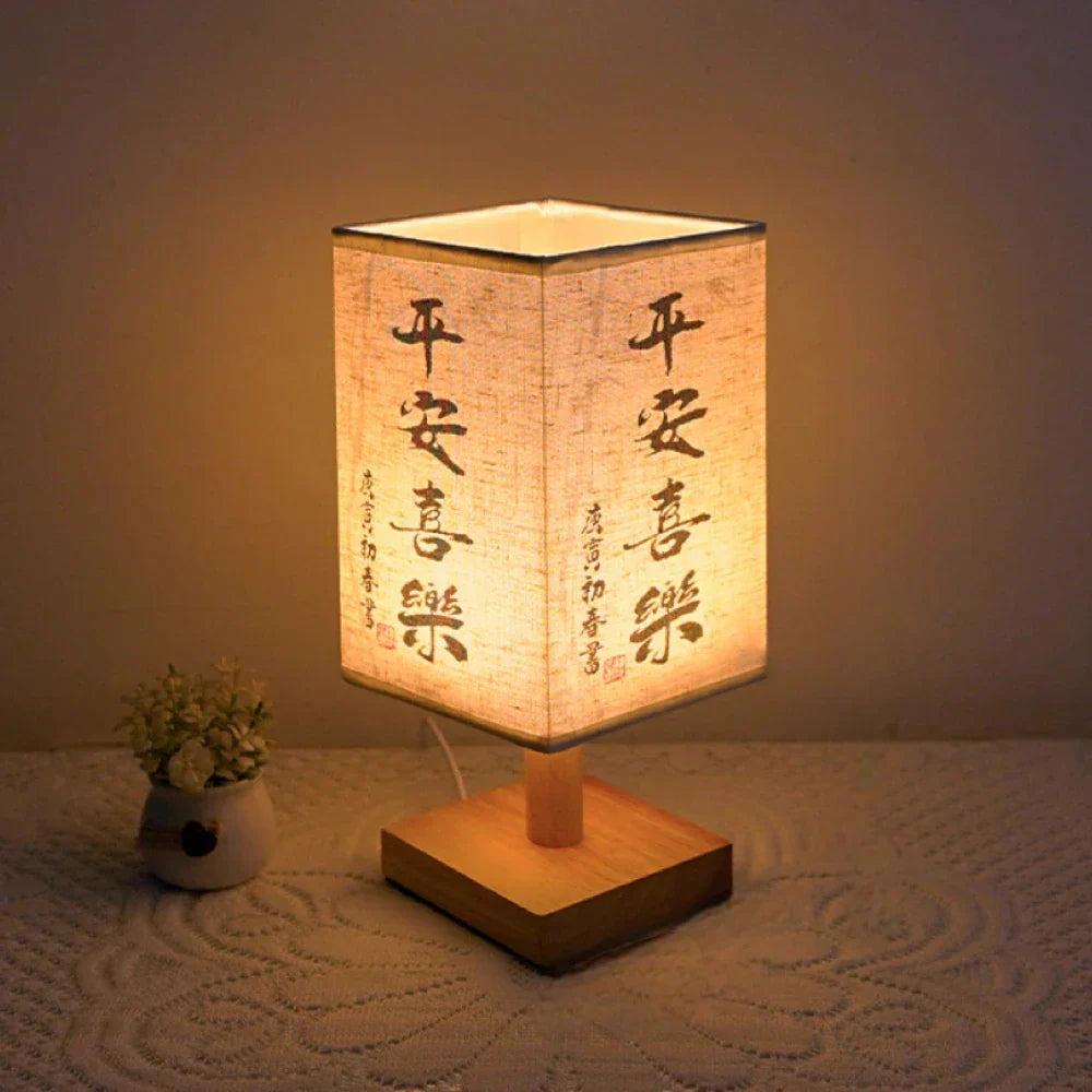 Lampe de Chevet Japonaise Carrée à Calligraphies, Bois & Tissu, Lumière Zen USB