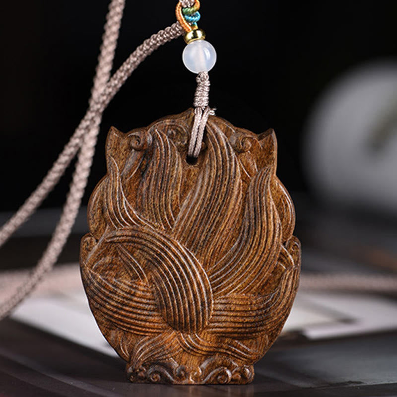 Collier Symbolique Renard à Neuf Queues en Bois d’Agar Naturel