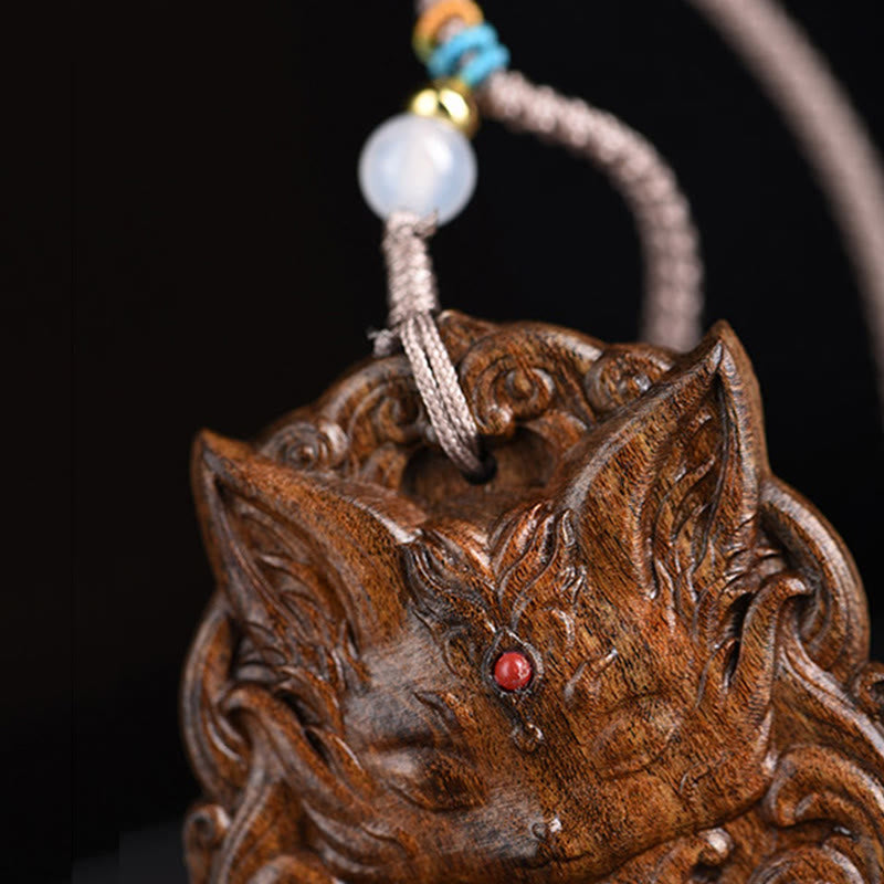 Collier Symbolique Renard à Neuf Queues en Bois d’Agar Naturel