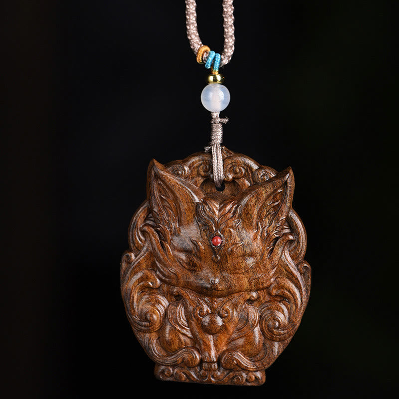 Collier Symbolique Renard à Neuf Queues en Bois d’Agar Naturel