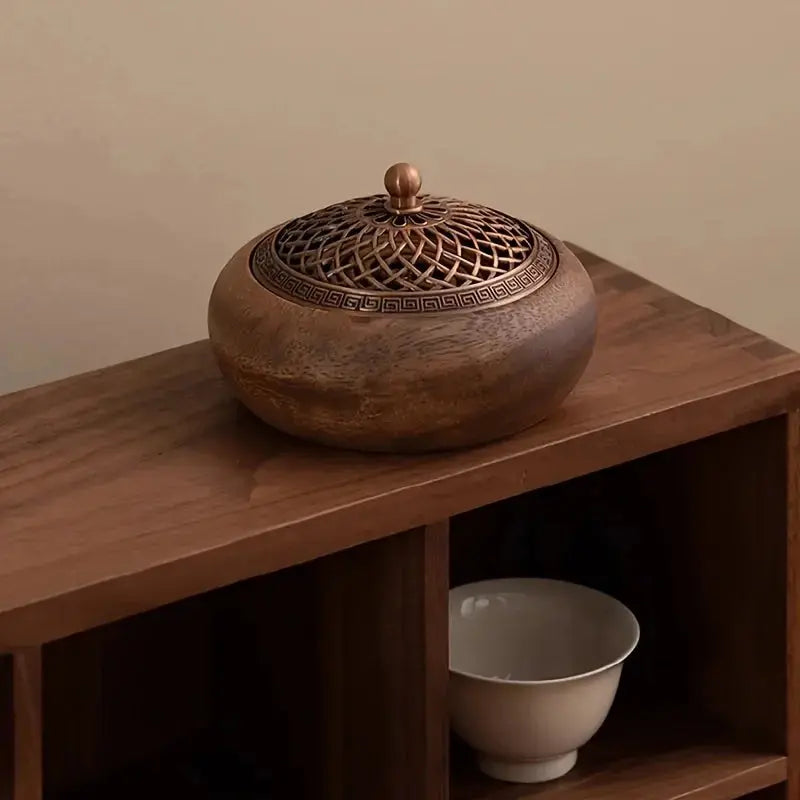 Brûleur d’Encens Artisanal en Bois de Noyer, Élégance Naturelle