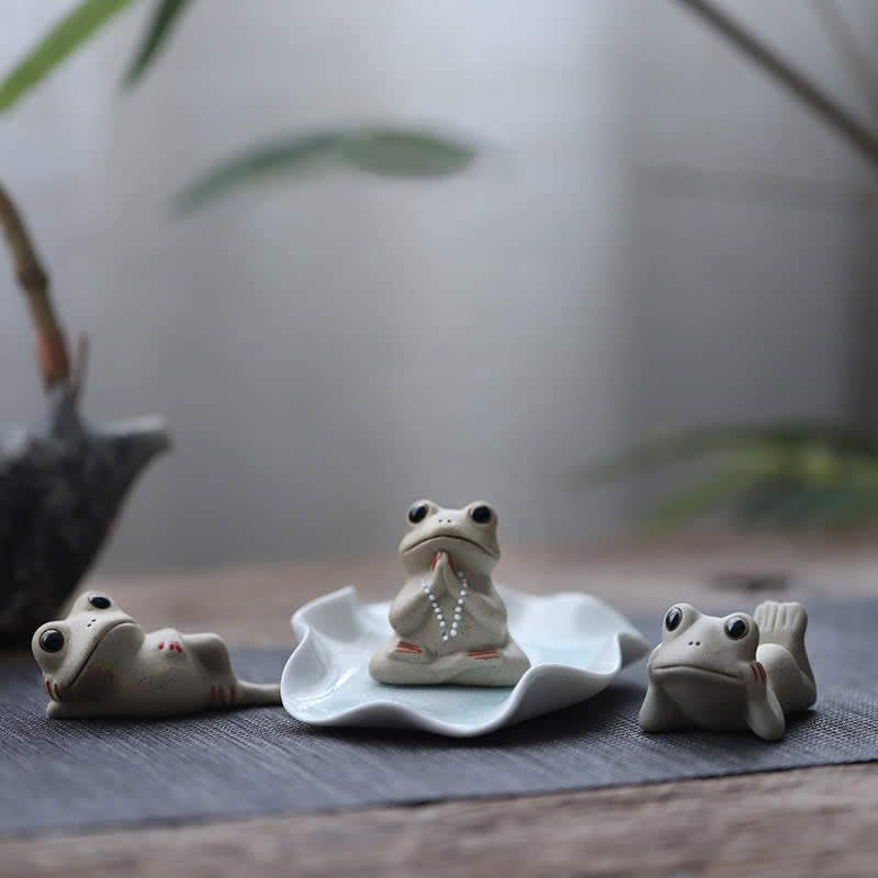Statue de petite grenouille en céramique en méditation