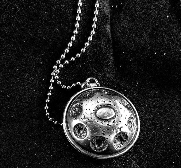 Pendentif Handpan Argenté – Collier Musical & Spirituel Unisexe