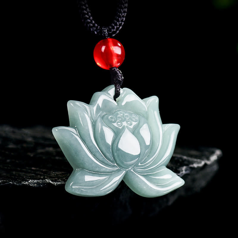 Collier Lotus en Jade Sculpté Naturel – Symbole de Prospérité