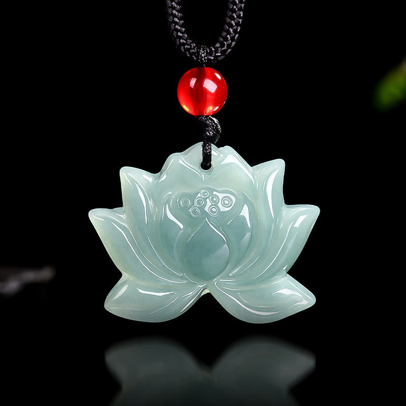 Collier Lotus en Jade Sculpté Naturel – Symbole de Prospérité