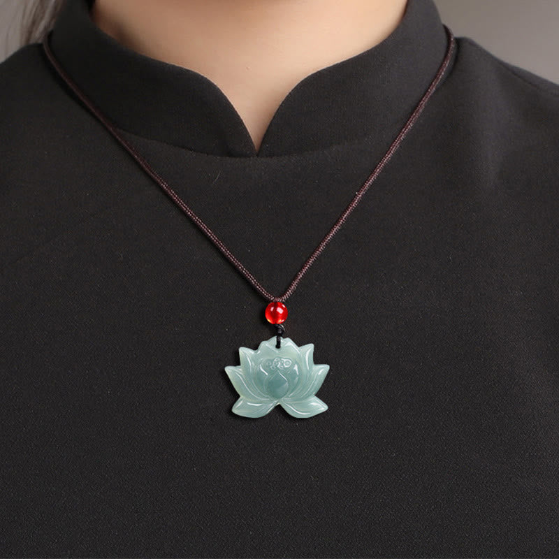 Collier Lotus en Jade Sculpté Naturel – Symbole de Prospérité