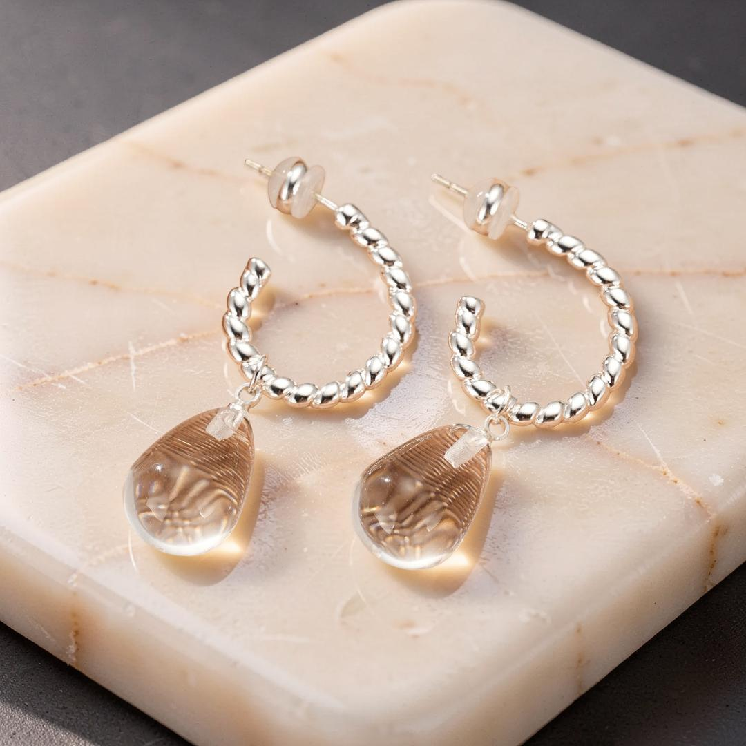 Boucles d’Oreilles Cristal de Roche – Goutte Spirale, Argent