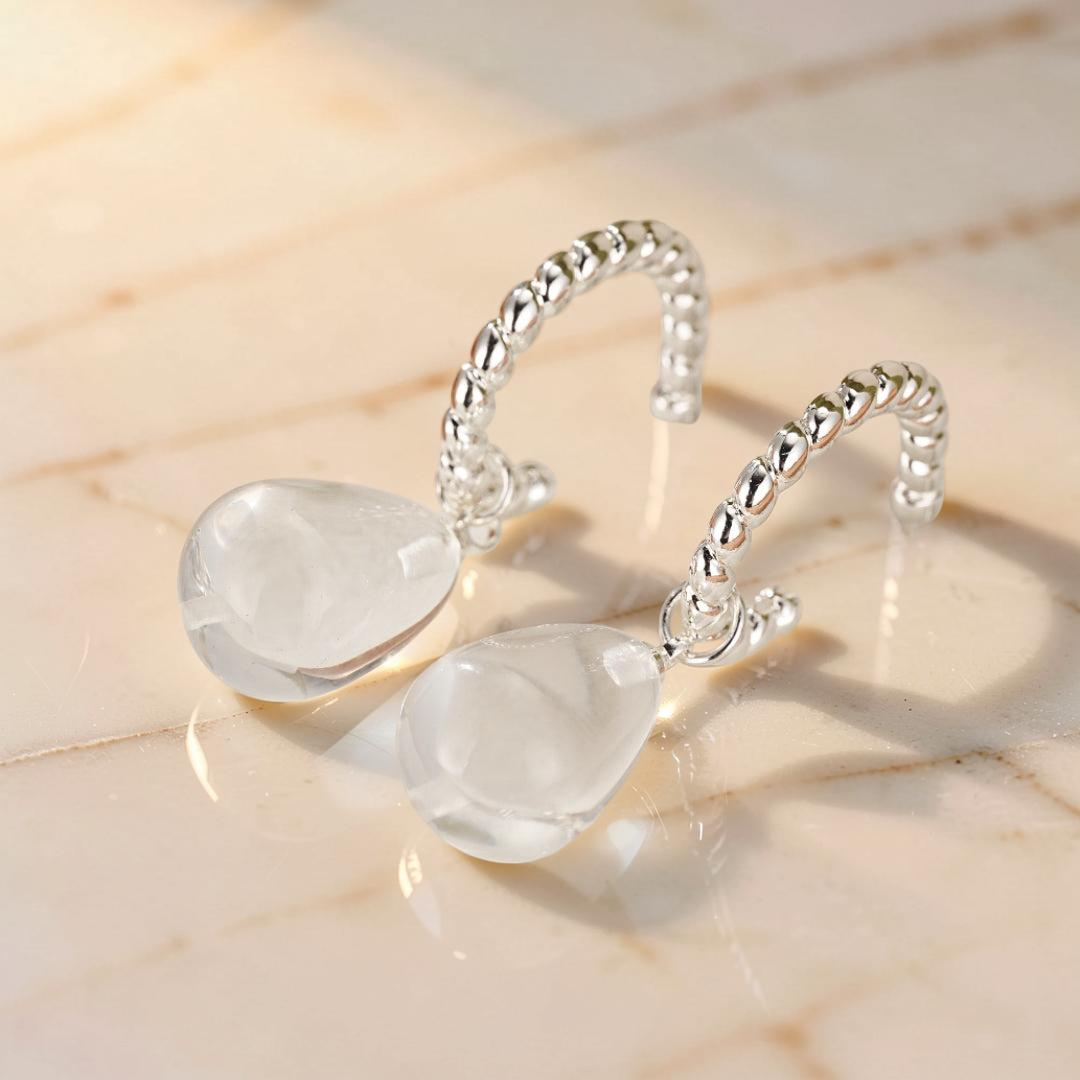 Boucles d’Oreilles Cristal de Roche – Goutte Spirale, Argent