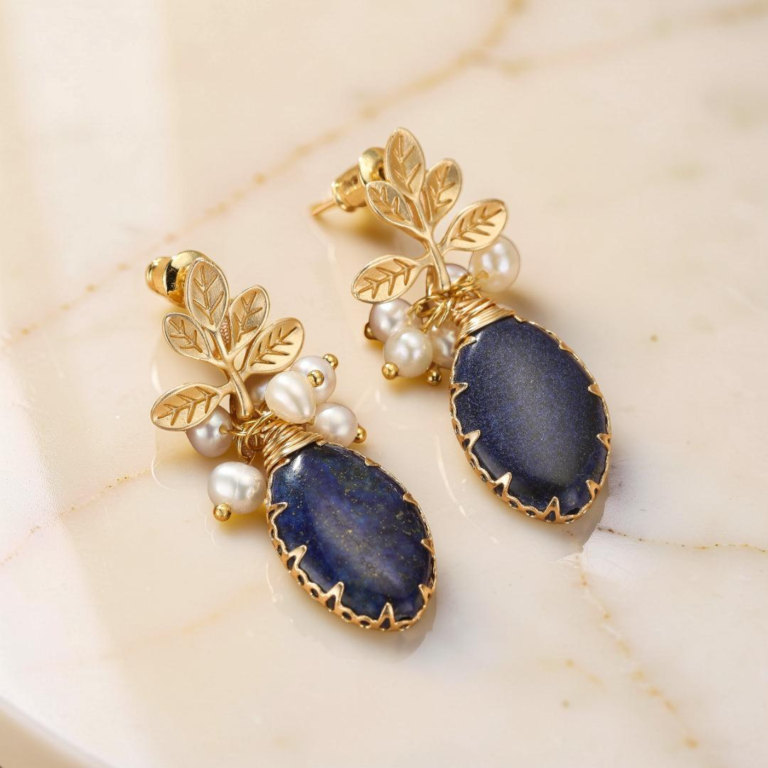 Boucles d’Oreilles Lapis Lazuli et Perle – Fleur de Sérénité, Argent Plaqué Or