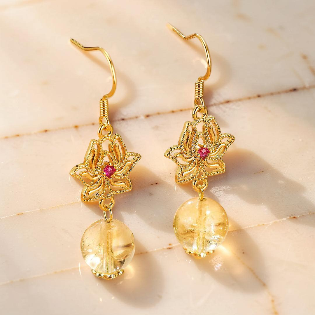 Boucles d’Oreilles Citrine et Lotus – Harmonie Dorée, Argent Plaqué Or