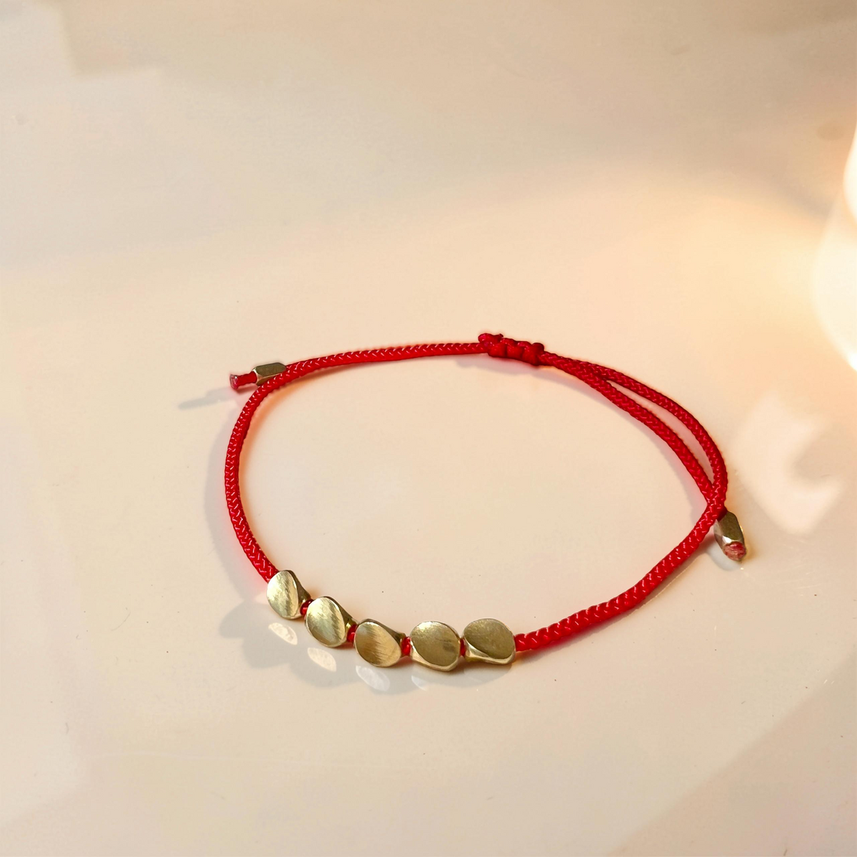 Bracelet Fil Rouge – Lumière et Protection