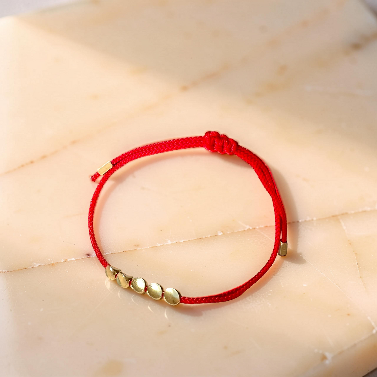 Bracelet Fil Rouge – Lumière et Protection