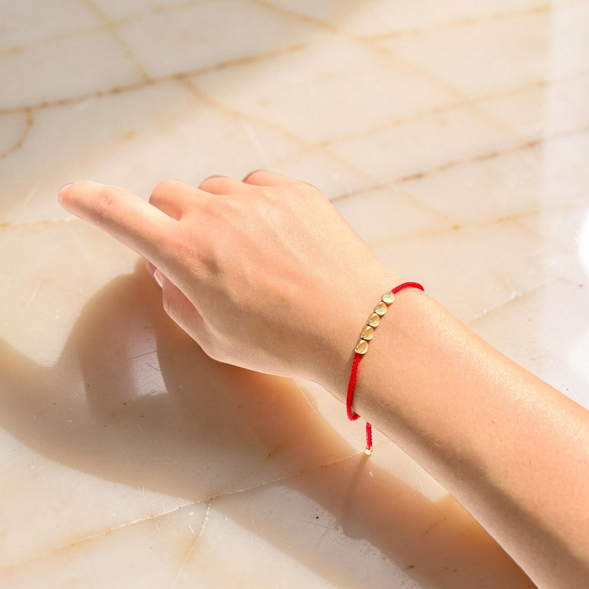 Bracelet Fil Rouge – Lumière et Protection