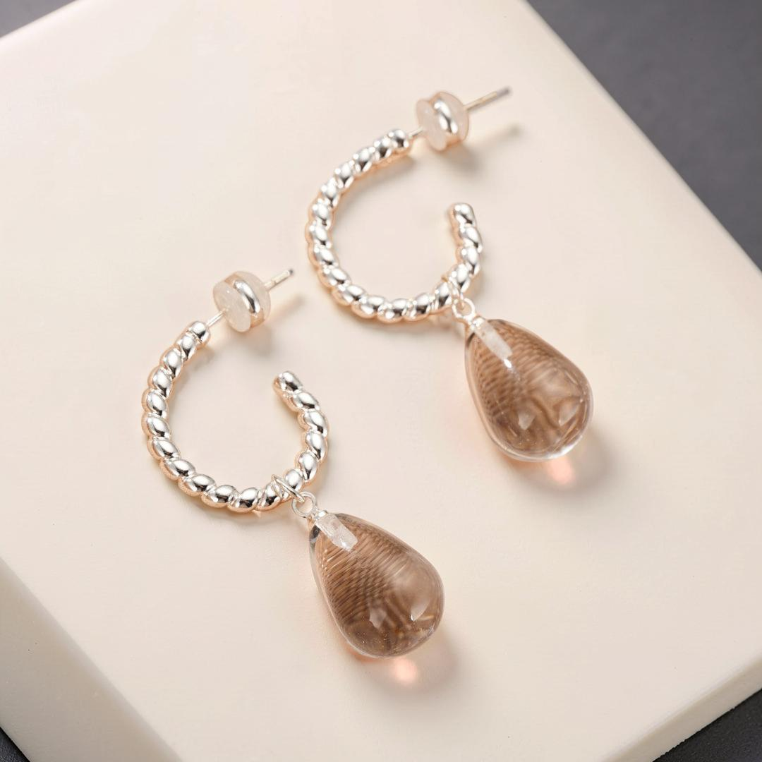 Boucles d’Oreilles Cristal de Roche – Goutte Spirale, Argent