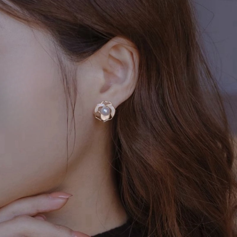 Boucles d'Oreilles Perle – Caresse Florale, Plaqué Or