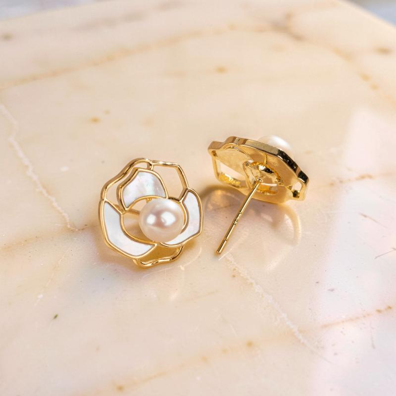 Boucles d'Oreilles Perle – Caresse Florale, Plaqué Or