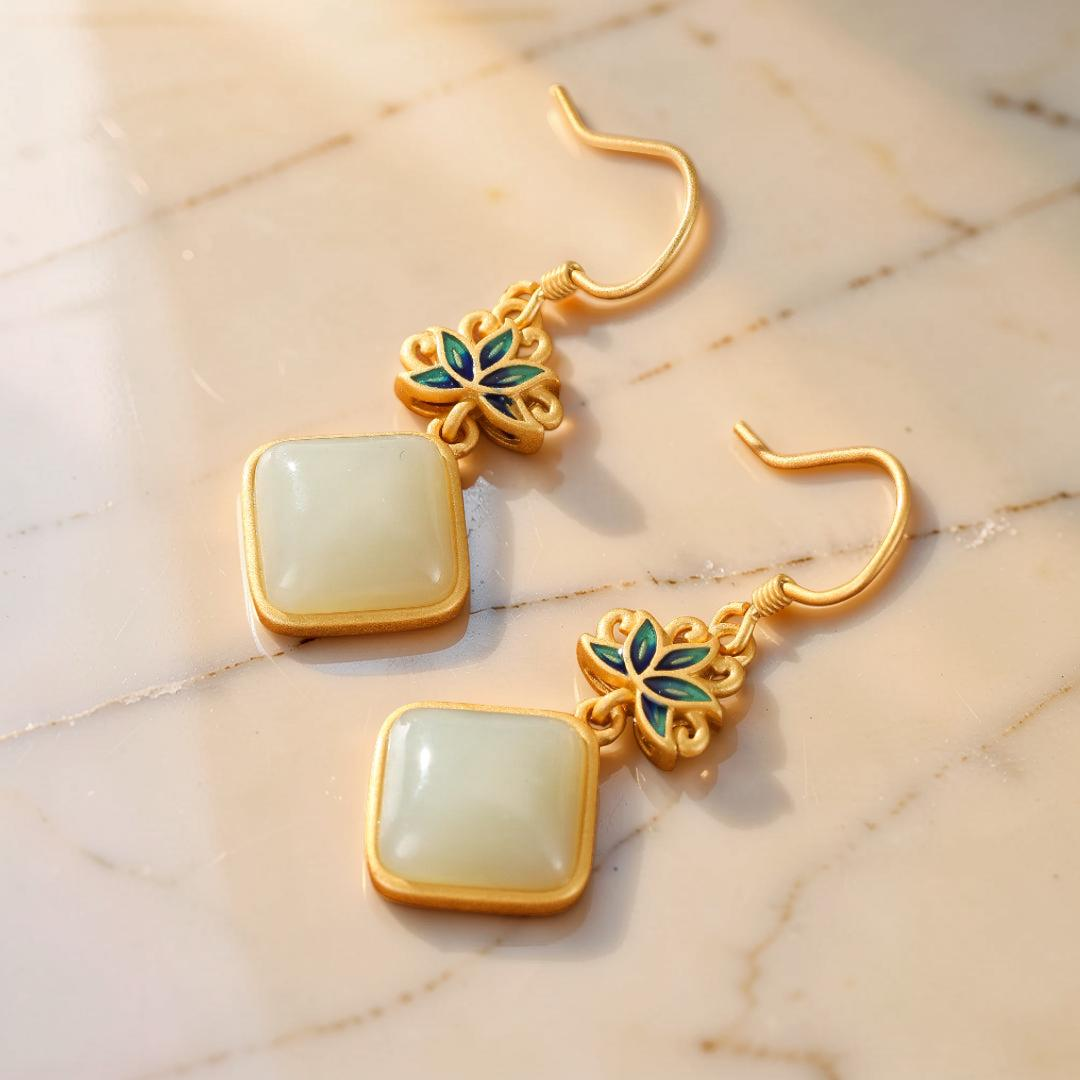 Boucles d'Oreilles Jade Blanc – Éveil Lotus Bleu, Argent Plaqué Or