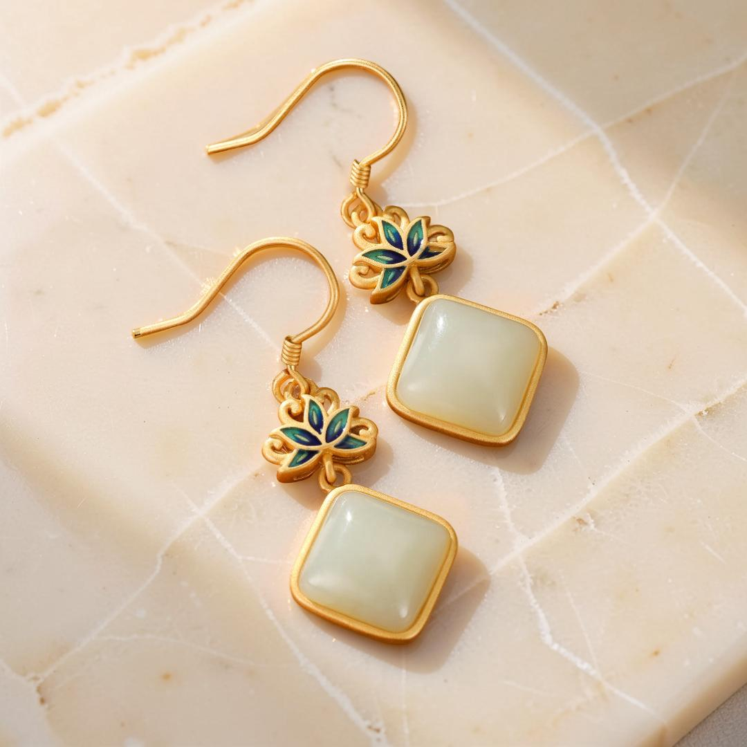 Boucles d'Oreilles Jade Blanc – Éveil Lotus Bleu, Argent Plaqué Or