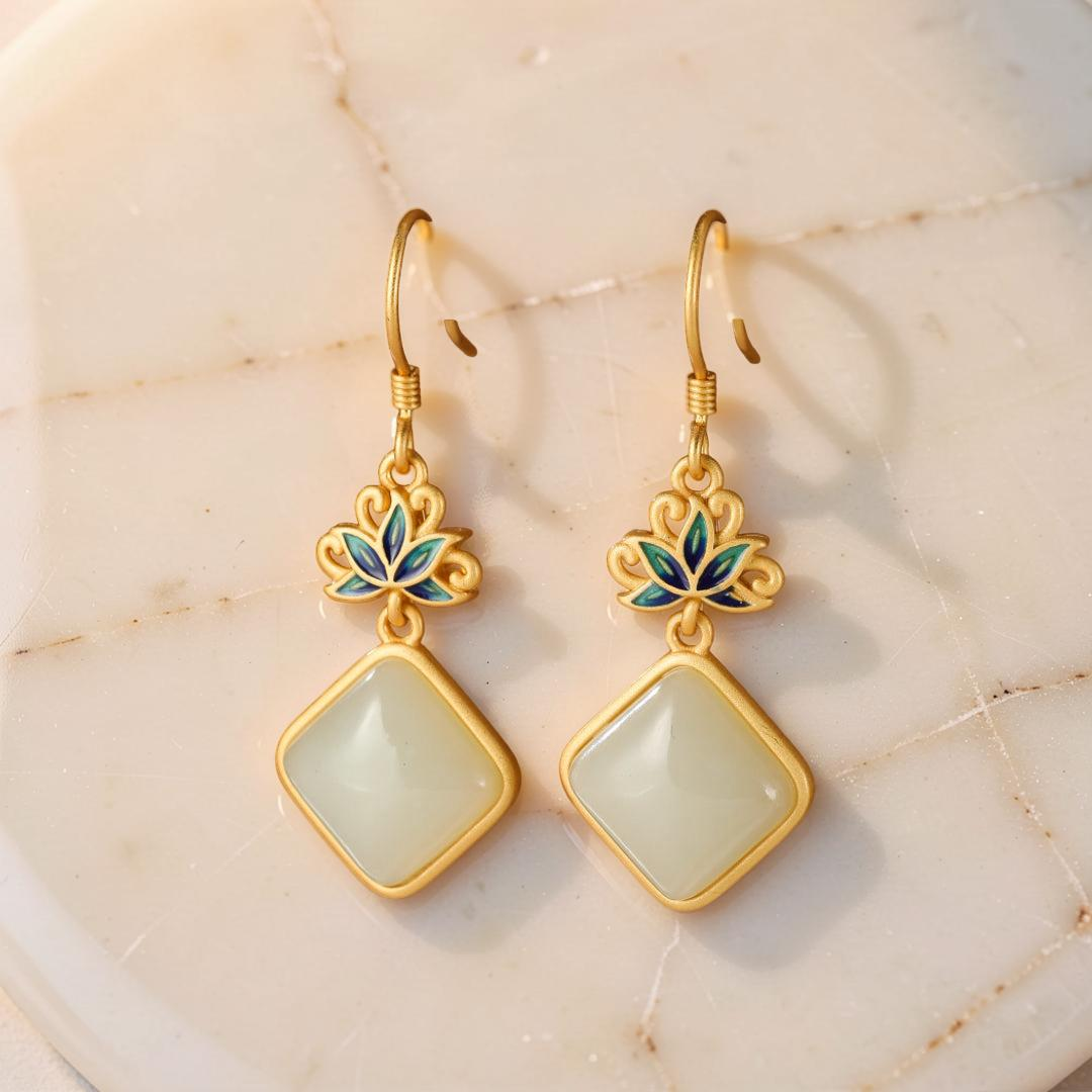 Boucles d'Oreilles Jade Blanc – Éveil Lotus Bleu, Argent Plaqué Or