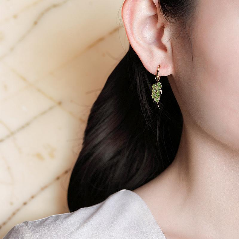 Boucles d'Oreilles Jade – Feuilles de Sérénité, Argent Plaqué Or