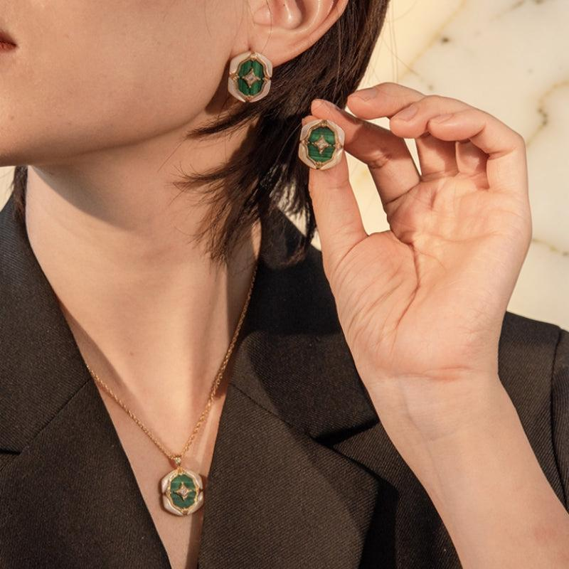 Boucles d'Oreilles Malachite et Nacre – Astres en Verdures, Argent Plaqué Or