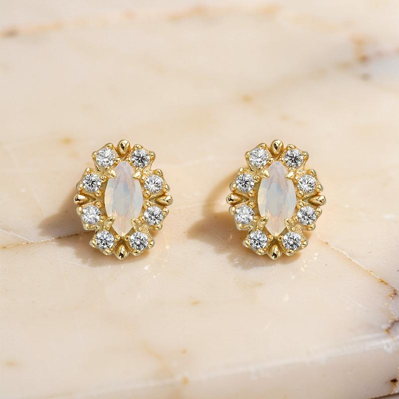 Boucles d'Oreilles Opale Blanche – Brume Étoilée, Argent Plaqué Or