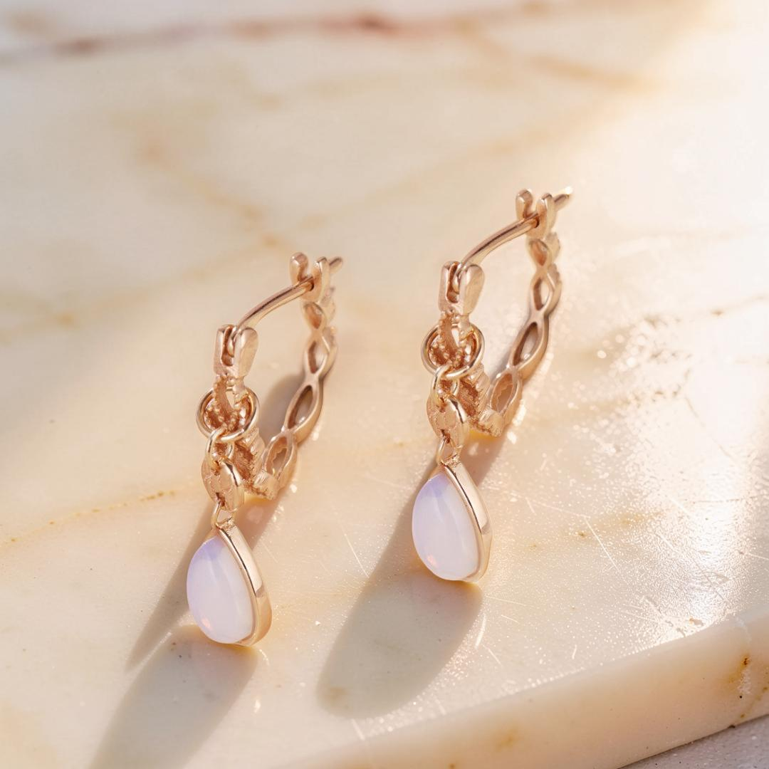Boucles d'Oreilles Opale Blanche – Lueur Apaisante, Argent Plaqué Or
