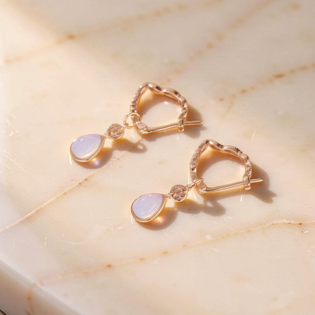 Boucles d'Oreilles Opale Blanche – Lueur Apaisante, Argent Plaqué Or