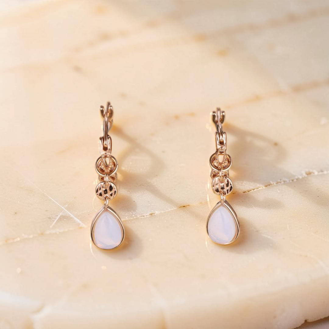 Boucles d'Oreilles Opale Blanche – Lueur Apaisante, Argent Plaqué Or
