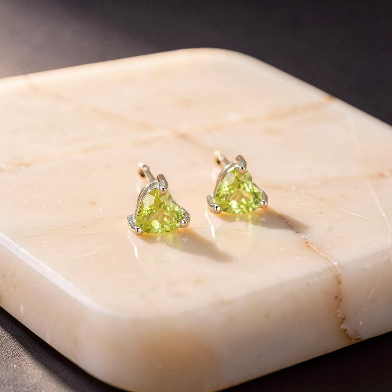 Boucles d'Oreilles Péridot – Cœur Verdoyant, Argent