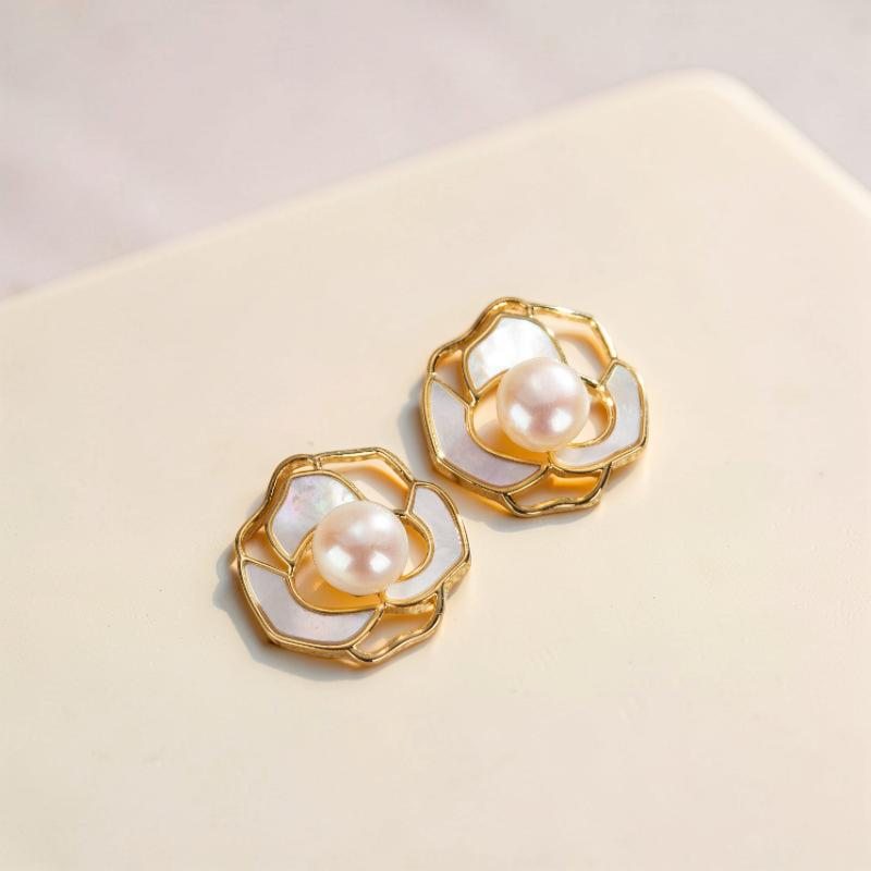 Boucles d'Oreilles Perle – Caresse Florale, Plaqué Or