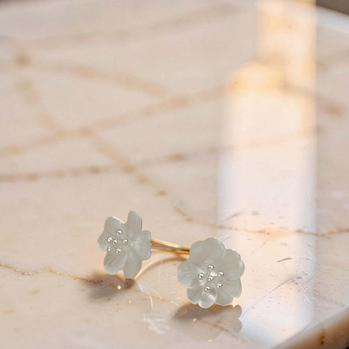 Boucles d'Oreilles Quartz Clair – Fleur de Tranquillité, Argent Plaqué Or