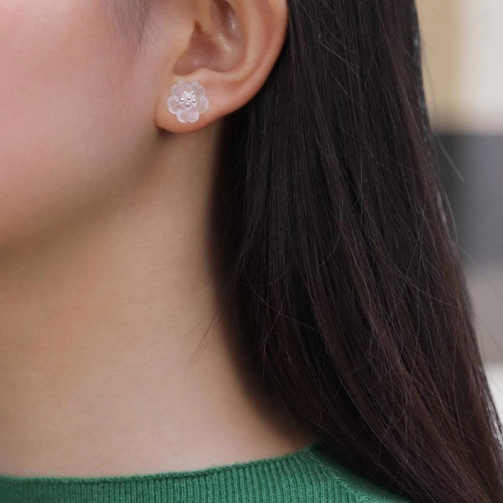 Boucles d'Oreilles Quartz Clair – Fleur de Tranquillité, Argent Plaqué Or
