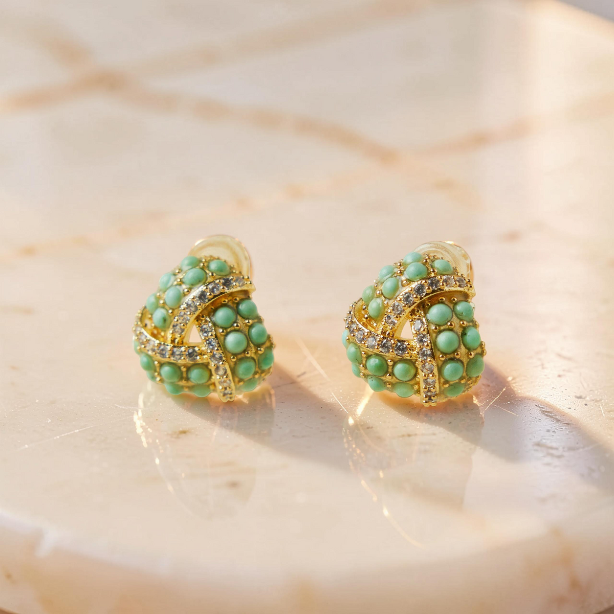 Boucles d'Oreilles Turquoise – Triangle Torsade, Argent Plaqué Or