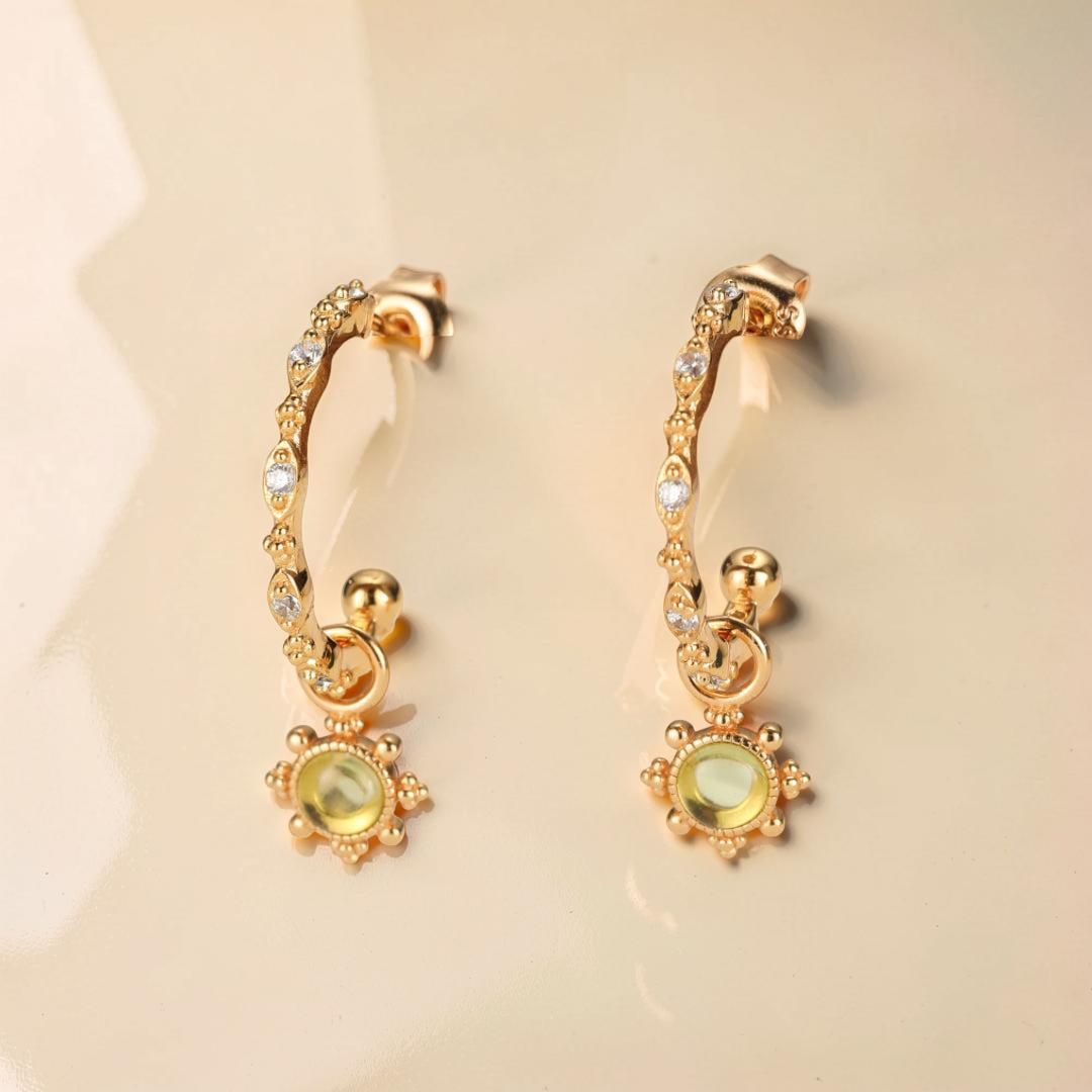 Boucles d’Oreilles Créoles Péridot – Lumière d’Olivine, Argent Plaqué Or