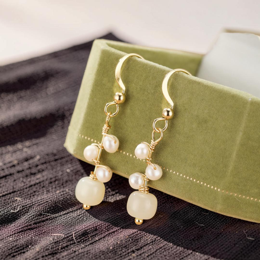 Boucles d’Oreilles Jade Néphrite et Perles – Élégance Naturelle