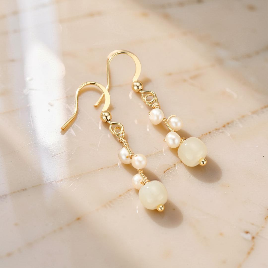 Boucles d’Oreilles Jade Néphrite et Perles – Élégance Naturelle