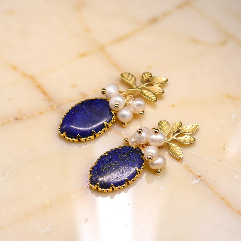 Boucles d’Oreilles Lapis Lazuli et Perle – Fleur de Sérénité, Argent Plaqué Or