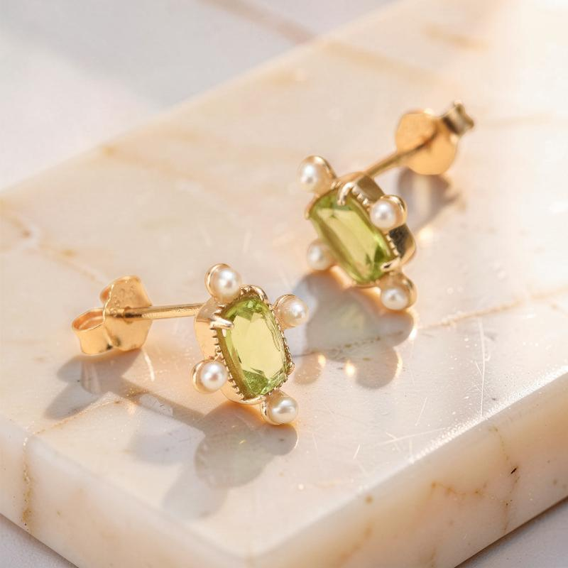 Boucles d'Oreilles Péridot et Perle – Élégance Carrée, Argent Plaqué Or