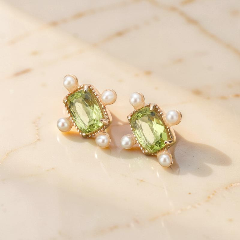 Boucles d'Oreilles Péridot et Perle – Élégance Carrée, Argent Plaqué Or