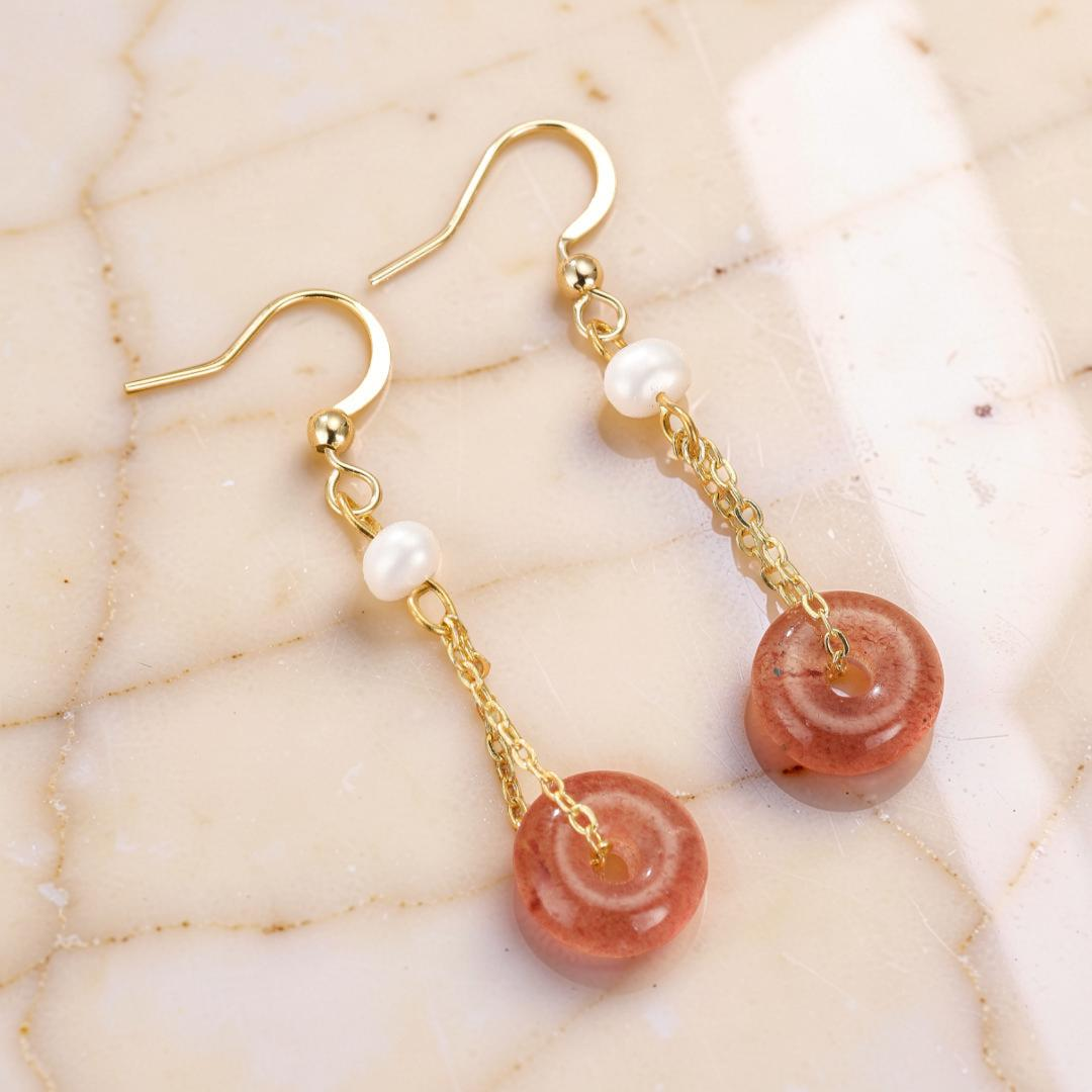 Boucles d’oreilles Quartz Fraise et Perle – Éclat Délicat
