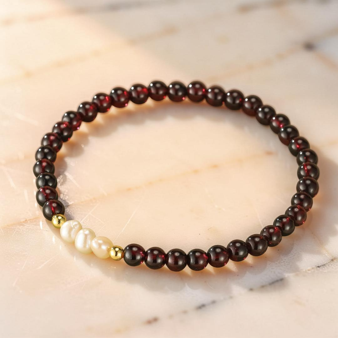 Bracelet Grenat et Perle – Murmures du Crépuscule, Or 14K Laminé