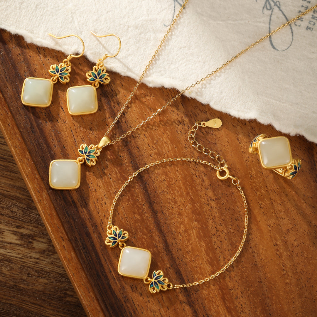 Boucles d'Oreilles Jade Blanc – Éveil Lotus Bleu, Argent Plaqué Or