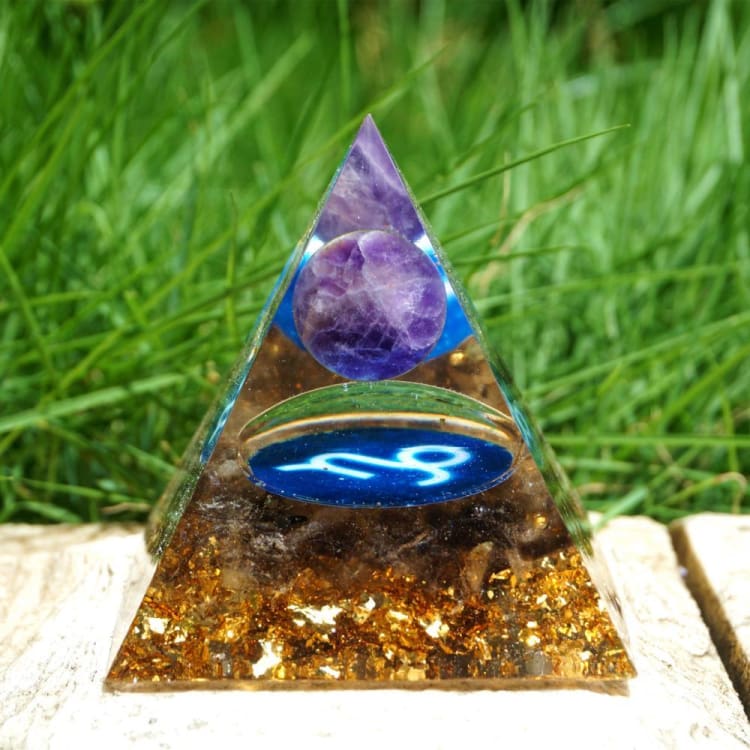 Pyramide du Zodiac en Orgonite de 10cm symbole du Capricorne