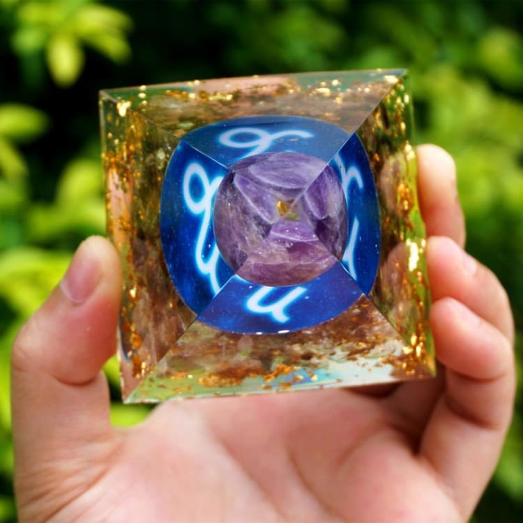 Pyramide du Zodiac en Orgonite de 10cm symbole du Capricorne