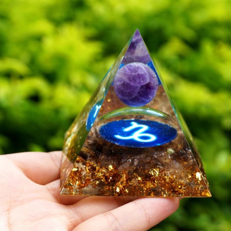 Pyramide du Zodiac en Orgonite de 10cm symbole du Capricorne